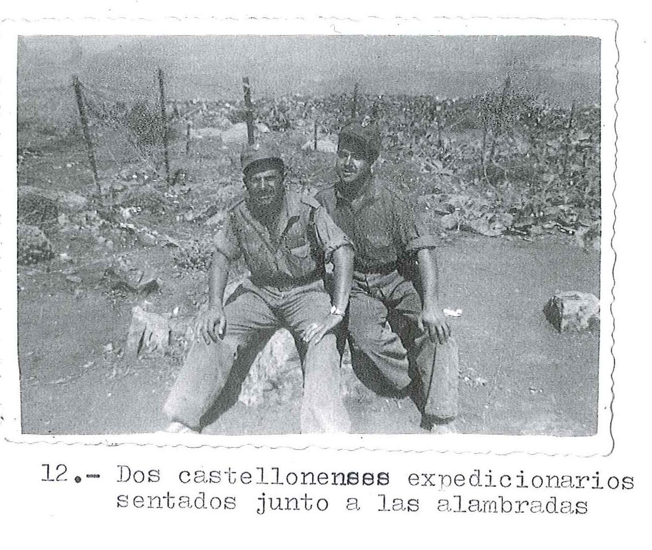 Alambradas de una posición defensiva. Fotografía original de la campaña de Ifni y el Sáhara español, 1958-1959, Batallón Expedicionario Tetuán XIV.