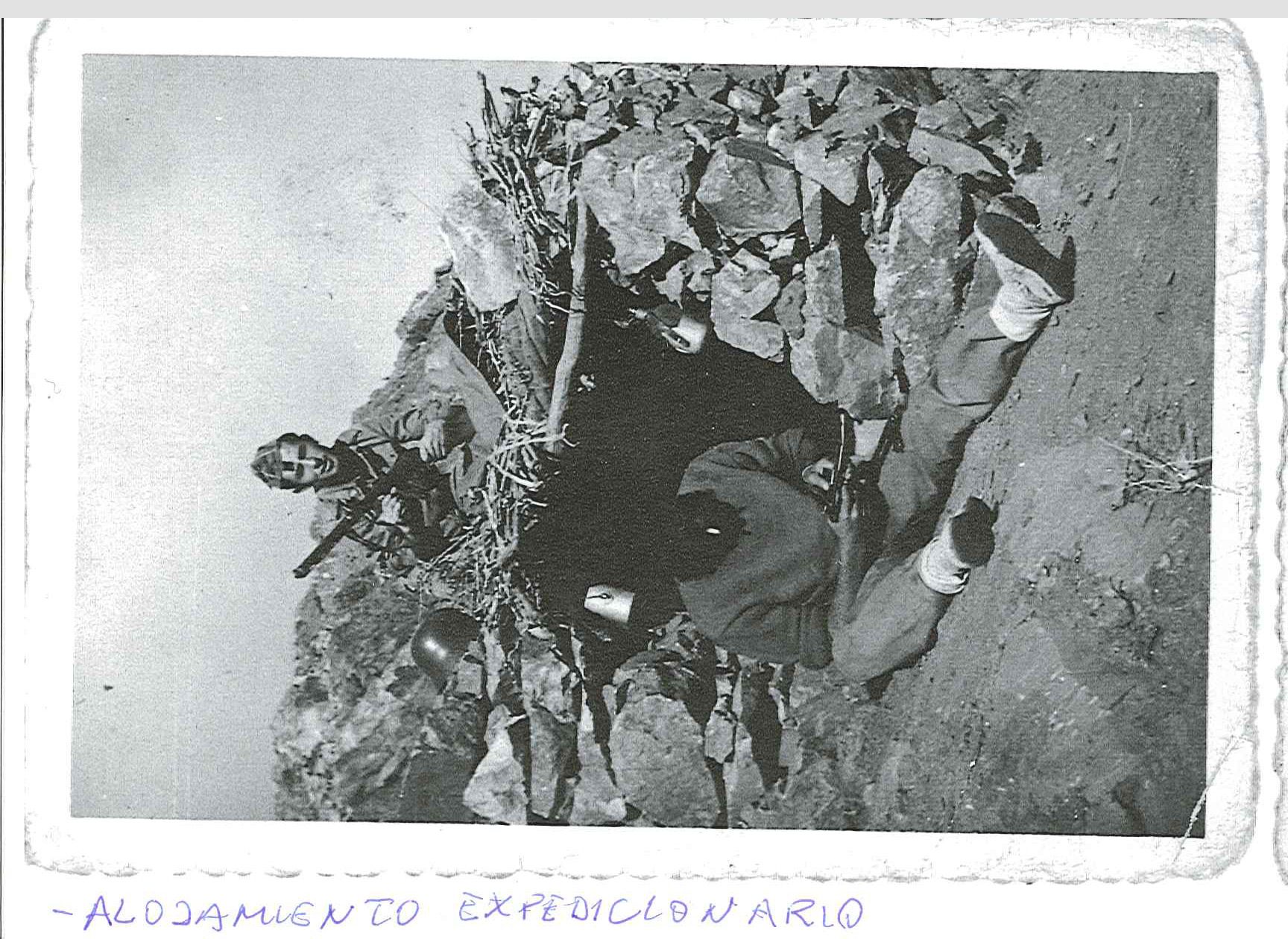 Alojamiento del expedicionario. Fotografía original de la campaña de Ifni y el Sáhara español, 1958-1959, Batallón Expedicionario Tetuán XIV.