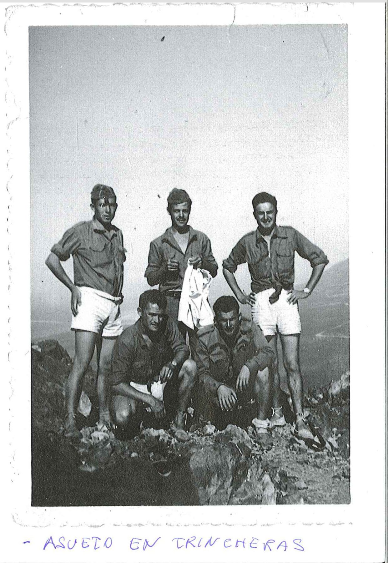 Asueto en las trincheras. Fotografía original de la campaña de Ifni y el Sáhara español, 1958-1959, Batallón Expedicionario Tetuán XIV.