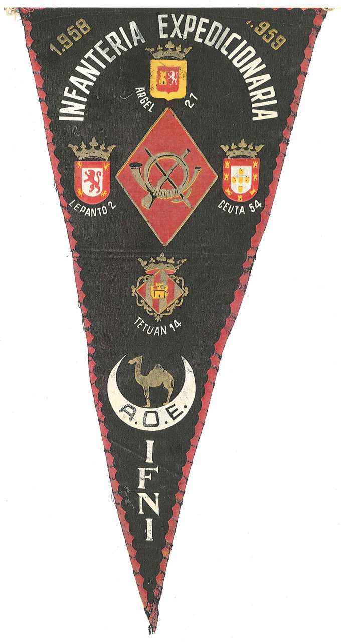 Banderín de Infantería Expedicionaria. Fotografía original de la campaña de Ifni y el Sáhara español, 1958-1959, Batallón Expedicionario Tetuán XIV.