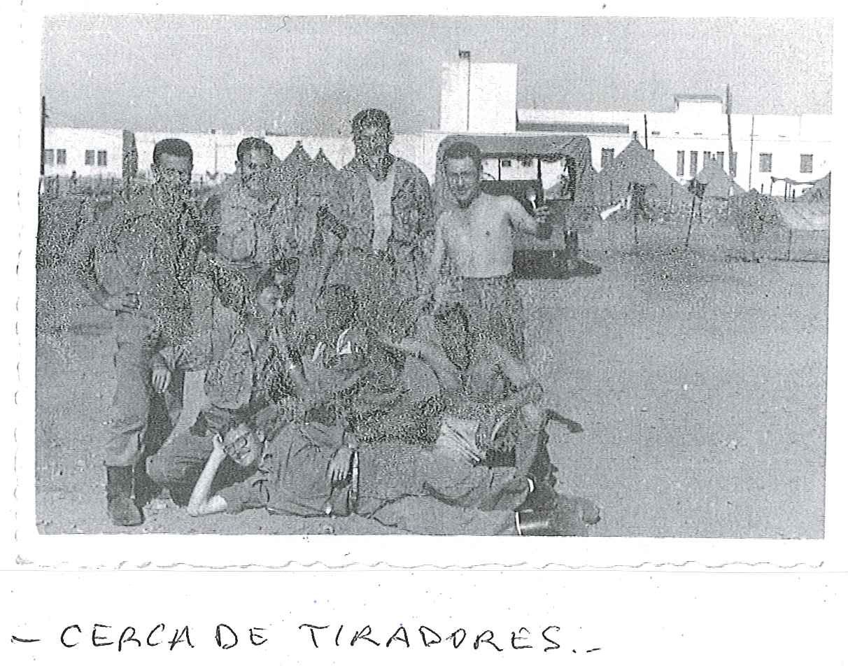 Cerca de los tiradores. Fotografía original de la campaña de Ifni y el Sáhara español, 1958-1959, Batallón Expedicionario Tetuán XIV.