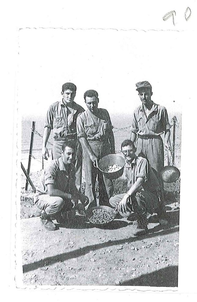 Las comidas. Fotografía original de la campaña de Ifni y el Sáhara español, 1958-1959, Batallón Expedicionario Tetuán XIV.