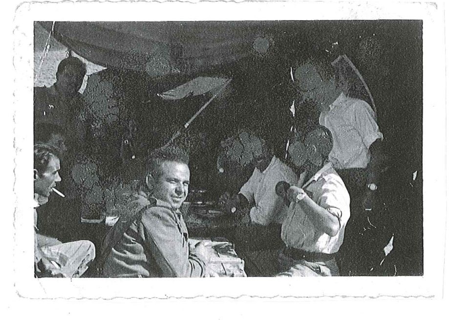 Comiendo en campaña. Fotografía original de la campaña de Ifni y el Sáhara español, 1958-1959, Batallón Expedicionario Tetuán XIV.