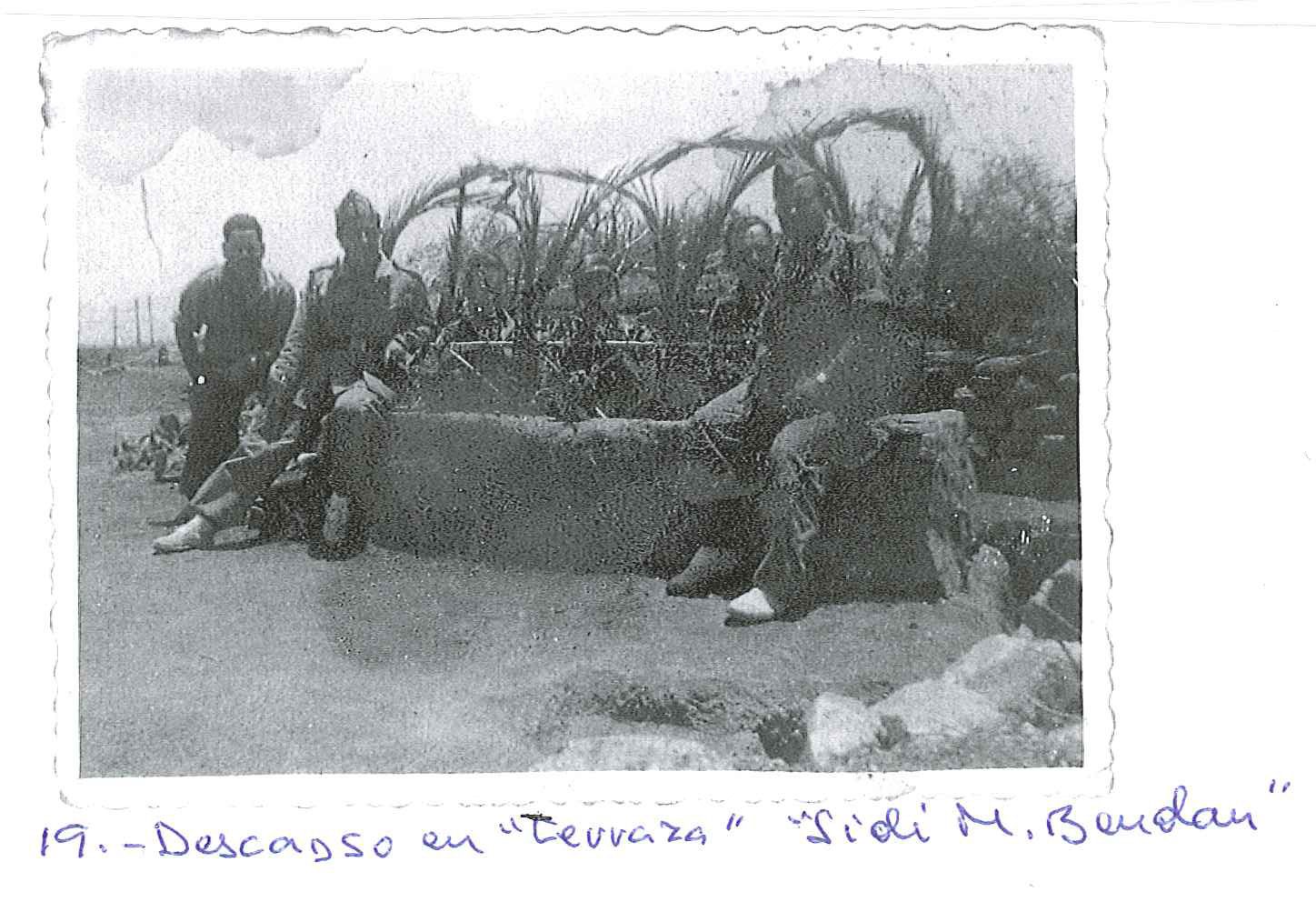 Descanso en la terraza. Fotografía original de la campaña de Ifni y el Sáhara español, 1958-1959, Batallón Expedicionario Tetuán XIV.