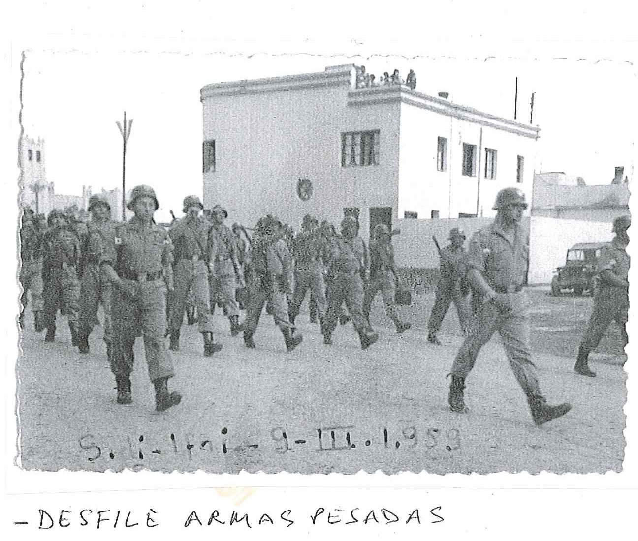 Desfile de armas pesadas. Fotografía original de la campaña de Ifni y el Sáhara español, 1958-1959, Batallón Expedicionario Tetuán XIV.
