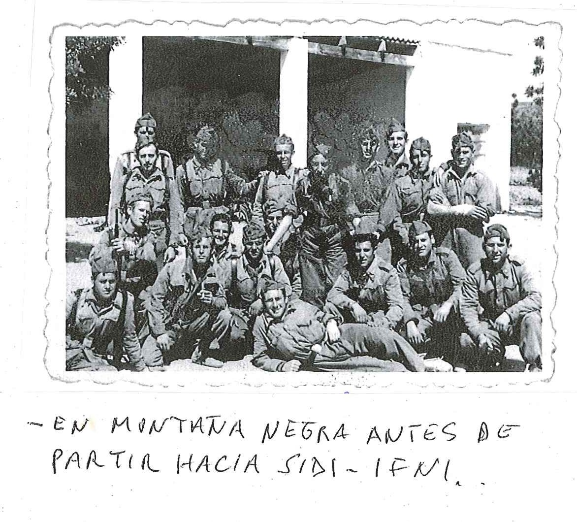 En Montaña Negra, antes de partir. Fotografía original de la campaña de Ifni y el Sáhara español, 1958-1959, Batallón Expedicionario Tetuán XIV.