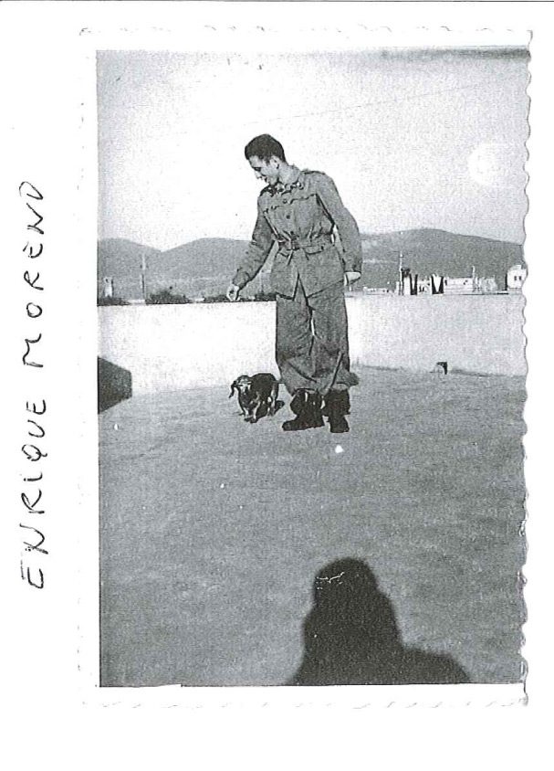 Enrique Moreno y el perrito. Fotografía original de la campaña de Ifni y el Sáhara español, 1958-1959, Batallón Expedicionario Tetuán XIV.
