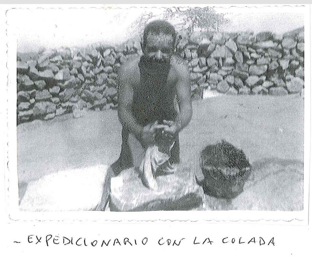 Expedicionario con la colada. Fotografía original de la campaña de Ifni y el Sáhara español, 1958-1959, Batallón Expedicionario Tetuán XIV.