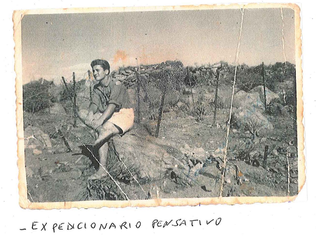 Expedicionario pensativo. Fotografía original de la campaña de Ifni y el Sáhara español, 1958-1959, Batallón Expedicionario Tetuán XIV.