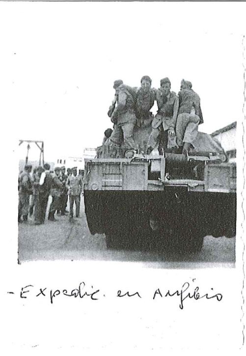 Expedicionarios en anfibio. Fotografía original de la campaña de Ifni y el Sáhara español, 1958-1959, Batallón Expedicionario Tetuán XIV.