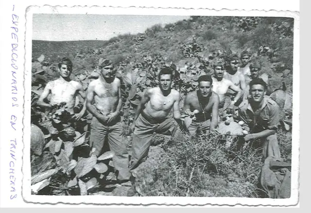Expedicionarios en las trincheras. Fotografía original de la campaña de Ifni y el Sáhara español, 1958-1959, Batallón Expedicionario Tetuán XIV.