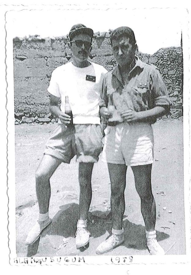 Expedicionarios en el refrigerio. Fotografía original de la campaña de Ifni y el Sáhara español, 1958-1959, Batallón Expedicionario Tetuán XIV.