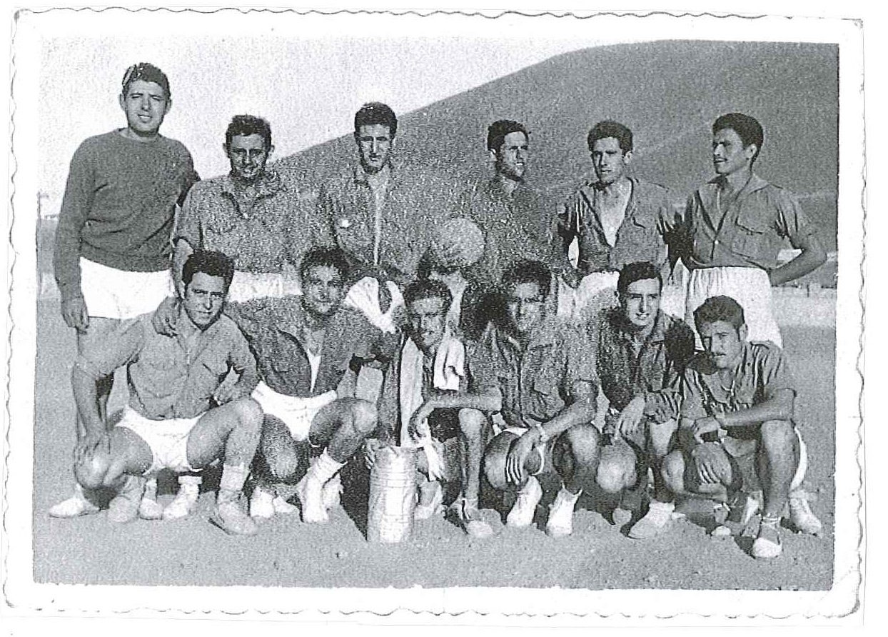 Fútbol en Ifni. Fotografía original de la campaña de Ifni y el Sáhara español, 1958-1959, Batallón Expedicionario Tetuán XIV.