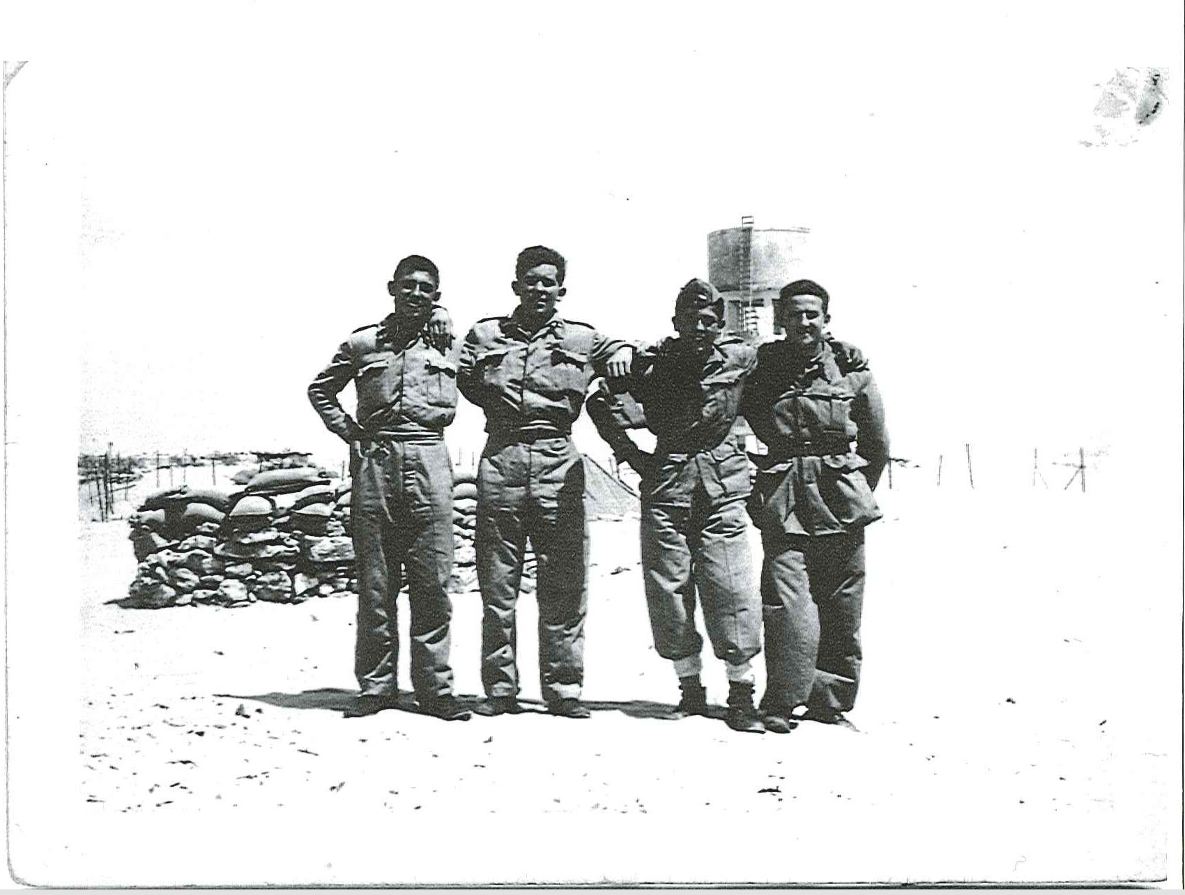 Grupo de gente. Fotografía original de la campaña de Ifni y el Sáhara español, 1958-1959, Batallón Expedicionario Tetuán XIV.