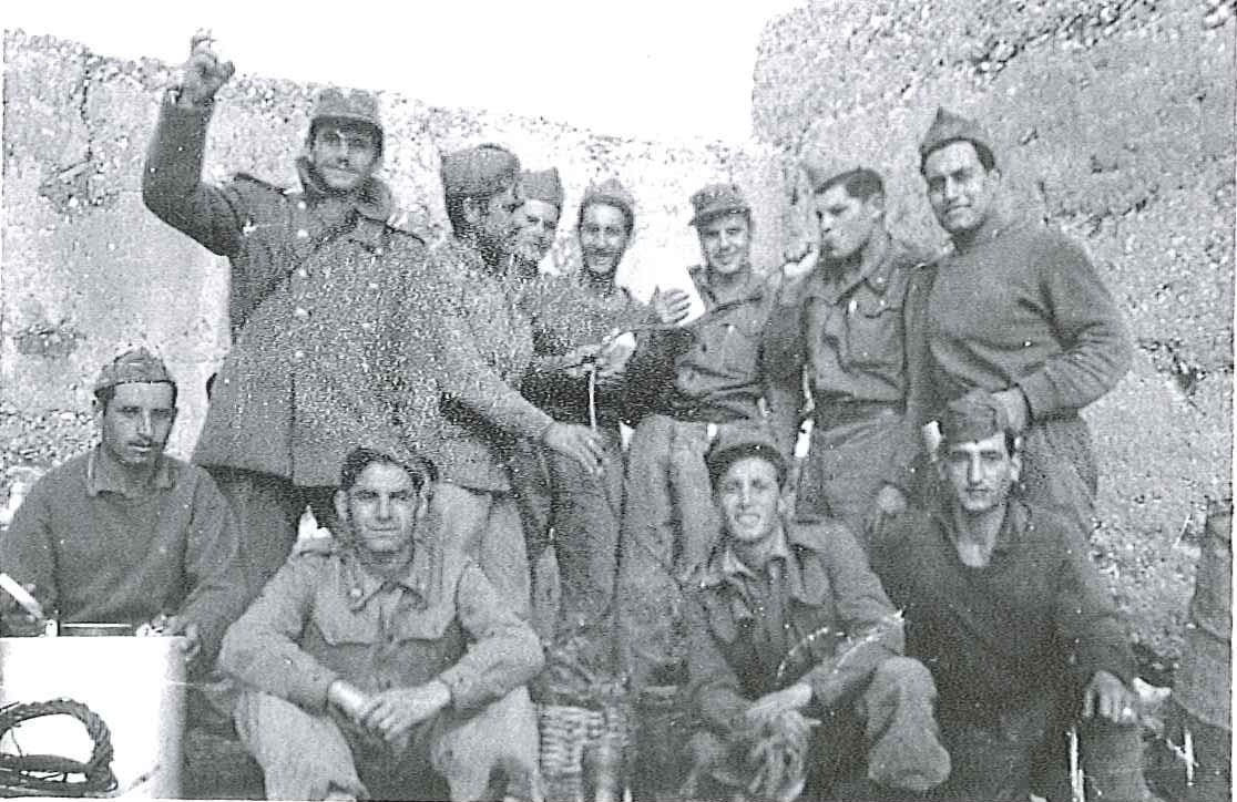 Grupo feliz. Fotografía original de la campaña de Ifni y el Sáhara español, 1958-1959, Batallón Expedicionario Tetuán XIV.