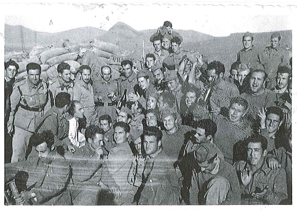 Grupo uniformado. Fotografía original de la campaña de Ifni y el Sáhara español, 1958-1959, Batallón Expedicionario Tetuán XIV.