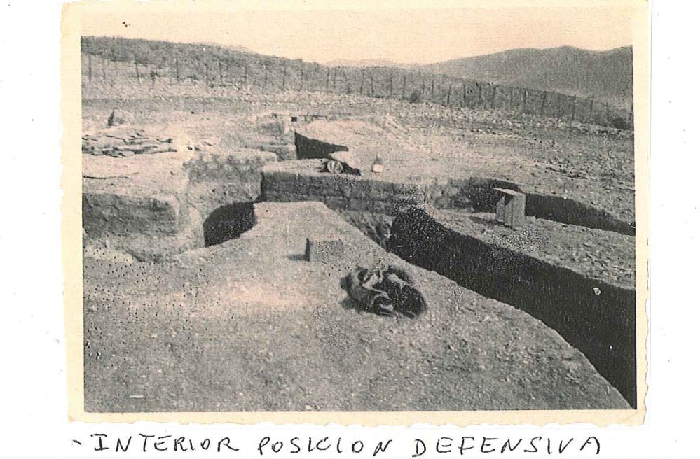 Interior de una posición defensiva. Fotografía original de la campaña de Ifni y el Sáhara español, 1958-1959, Batallón Expedicionario Tetuán XIV.