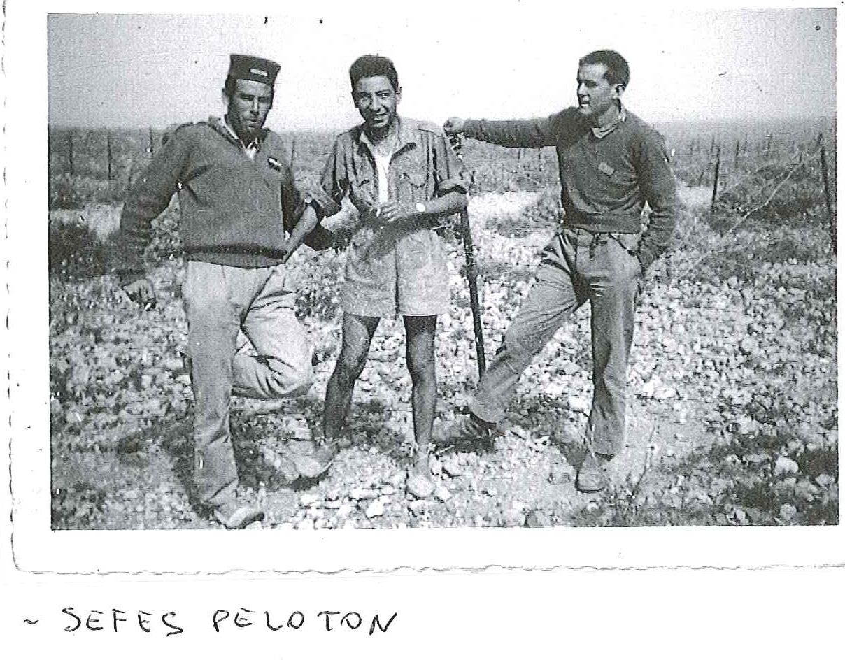 Jefes de pelotón. Fotografía original de la campaña de Ifni y el Sáhara español, 1958-1959, Batallón Expedicionario Tetuán XIV.