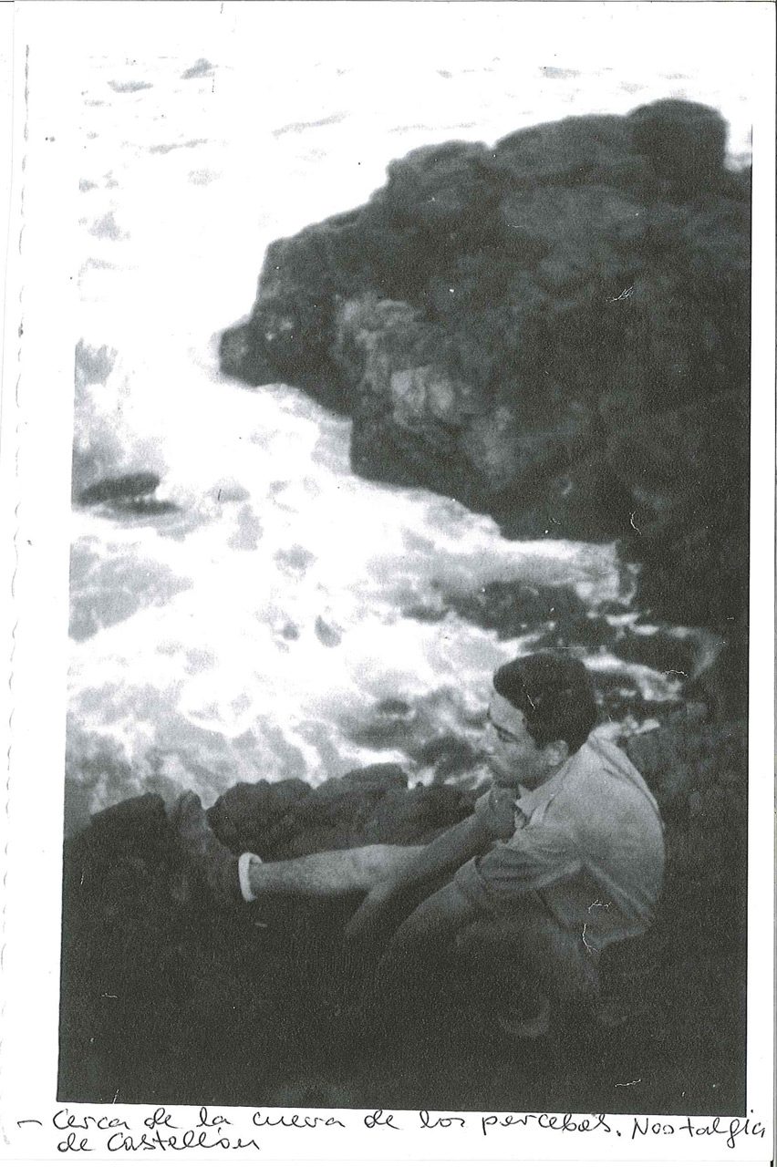 Jesús Abellán entre las rocas. Fotografía original de la campaña de Ifni y el Sáhara español, 1958-1959, Batallón Expedicionario Tetuán XIV.