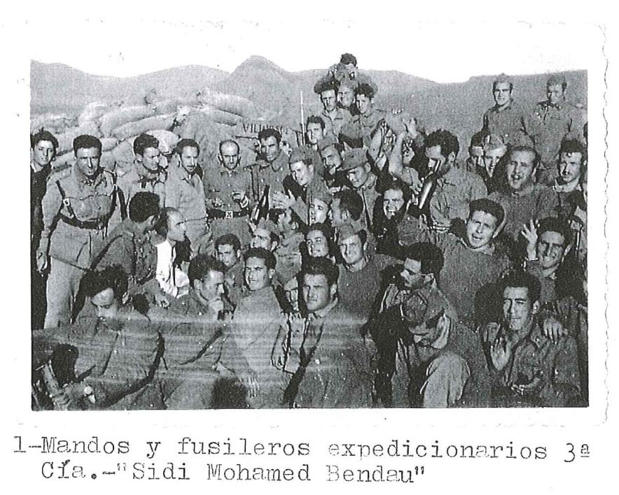 Mandos y fusileros. Fotografía original de la campaña de Ifni y el Sáhara español, 1958-1959, Batallón Expedicionario Tetuán XIV.
