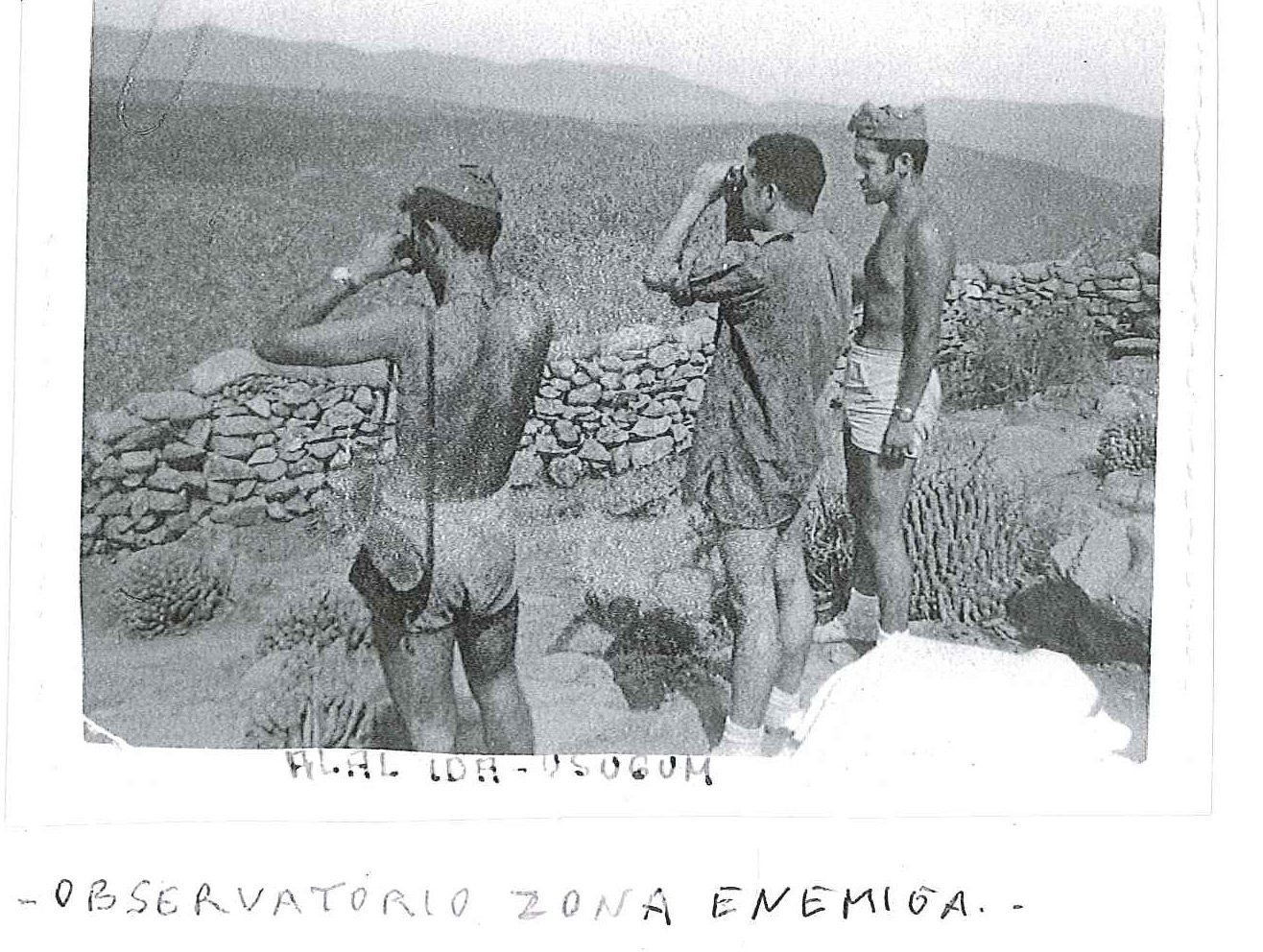 Observando la zona enemiga. Fotografía original de la campaña de Ifni y el Sáhara español, 1958-1959, Batallón Expedicionario Tetuán XIV.
