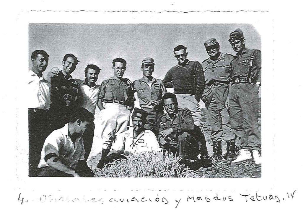 Oficiales de Aviación. Fotografía original de la campaña de Ifni y el Sáhara español, 1958-1959, Batallón Expedicionario Tetuán XIV.