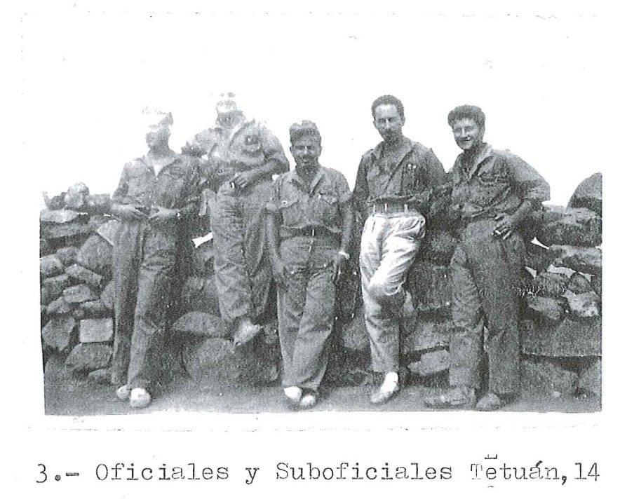 Oficiales y suboficiales del Tetuán XIV. Fotografía original de la campaña de Ifni y el Sáhara español, 1958-1959, Batallón Expedicionario Tetuán XIV.