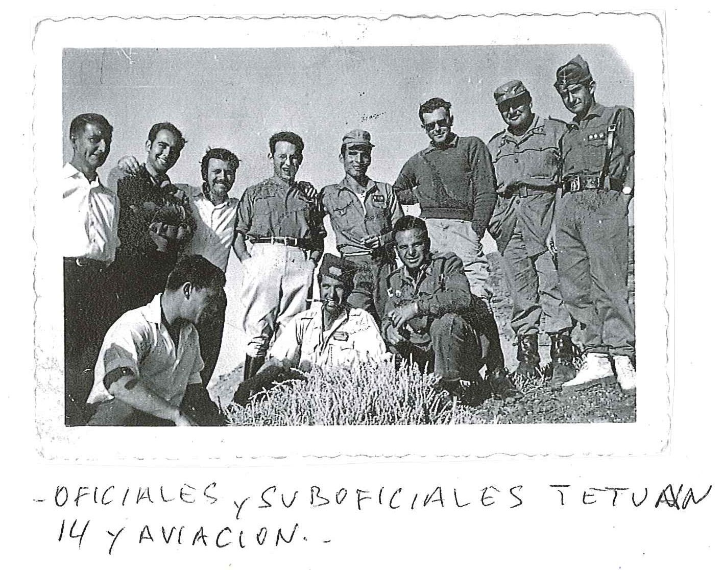 Oficiales y suboficiales. Fotografía original de la campaña de Ifni y el Sáhara español, 1958-1959, Batallón Expedicionario Tetuán XIV.