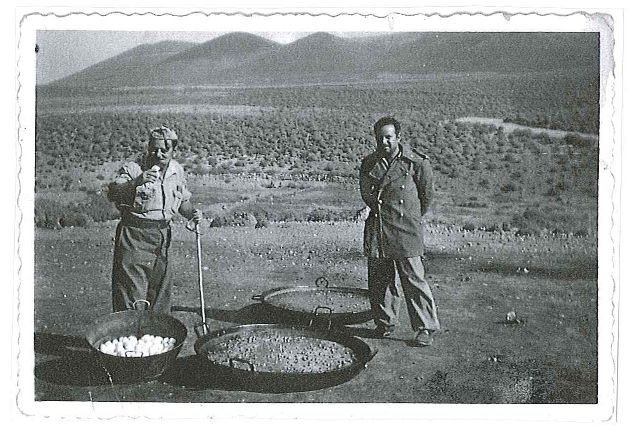 La paella. Fotografía original de la campaña de Ifni y el Sáhara español, 1958-1959, Batallón Expedicionario Tetuán XIV.