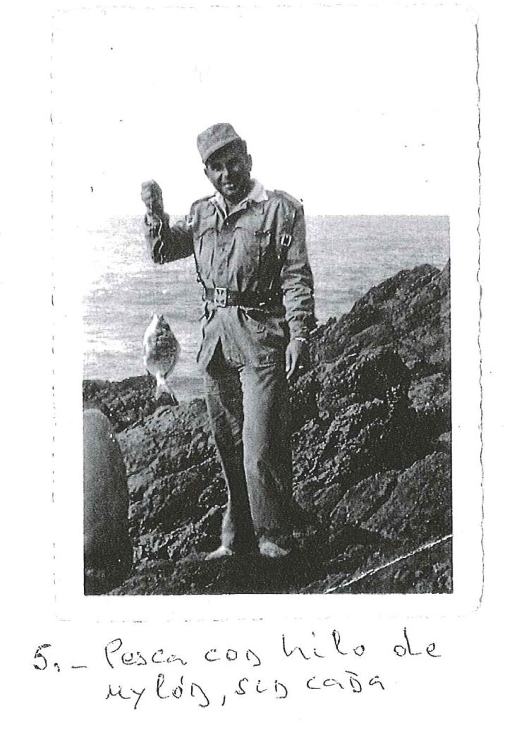 Pesca con hilo. Fotografía original de la campaña de Ifni y el Sáhara español, 1958-1959, Batallón Expedicionario Tetuán XIV.