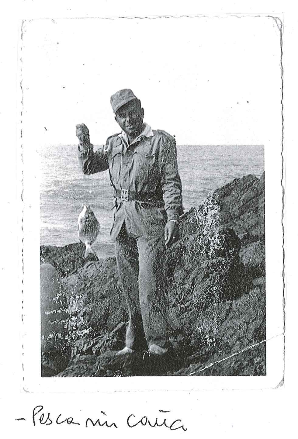 Pesca sin caña. Fotografía original de la campaña de Ifni y el Sáhara español, 1958-1959, Batallón Expedicionario Tetuán XIV.