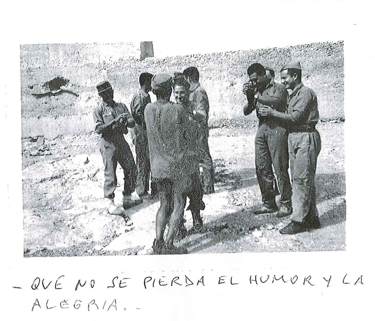 Que no se pierda el humor y la alegría. Fotografía original de la campaña de Ifni y el Sáhara español, 1958-1959, Batallón Expedicionario Tetuán XIV.
