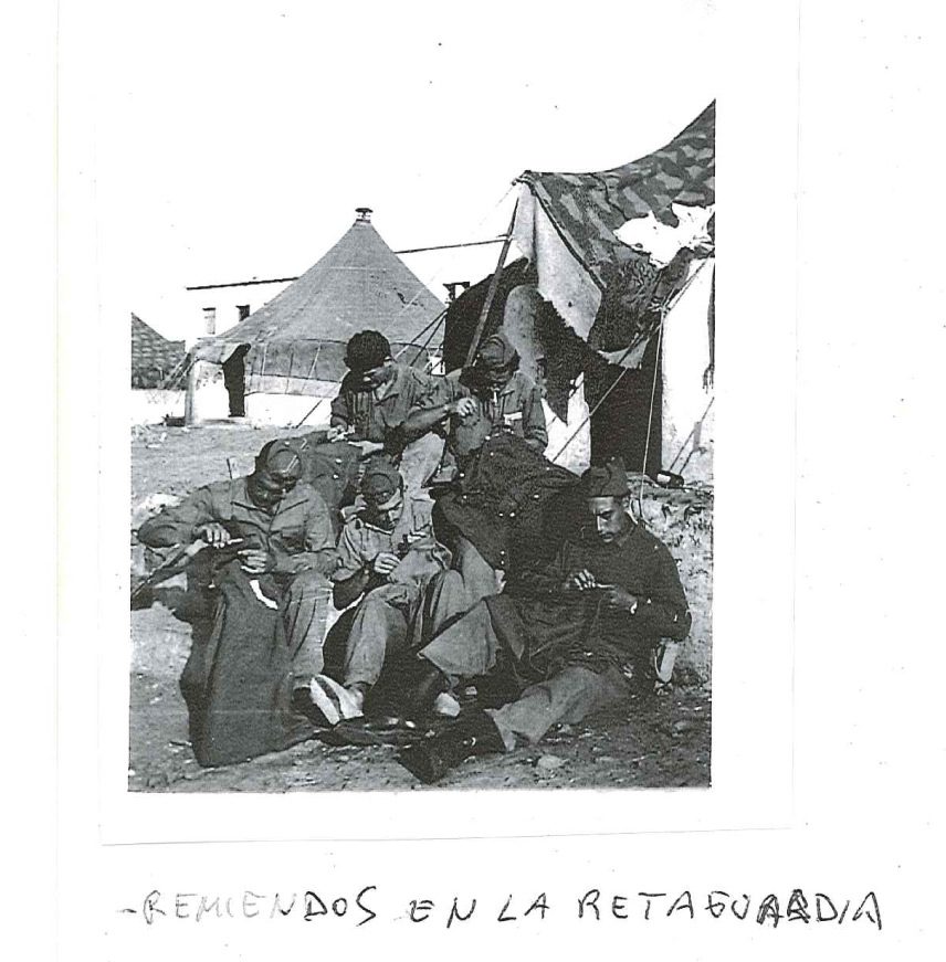 Remiendos en la retaguardia. Fotografía original de la campaña de Ifni y el Sáhara español, 1958-1959, Batallón Expedicionario Tetuán XIV.