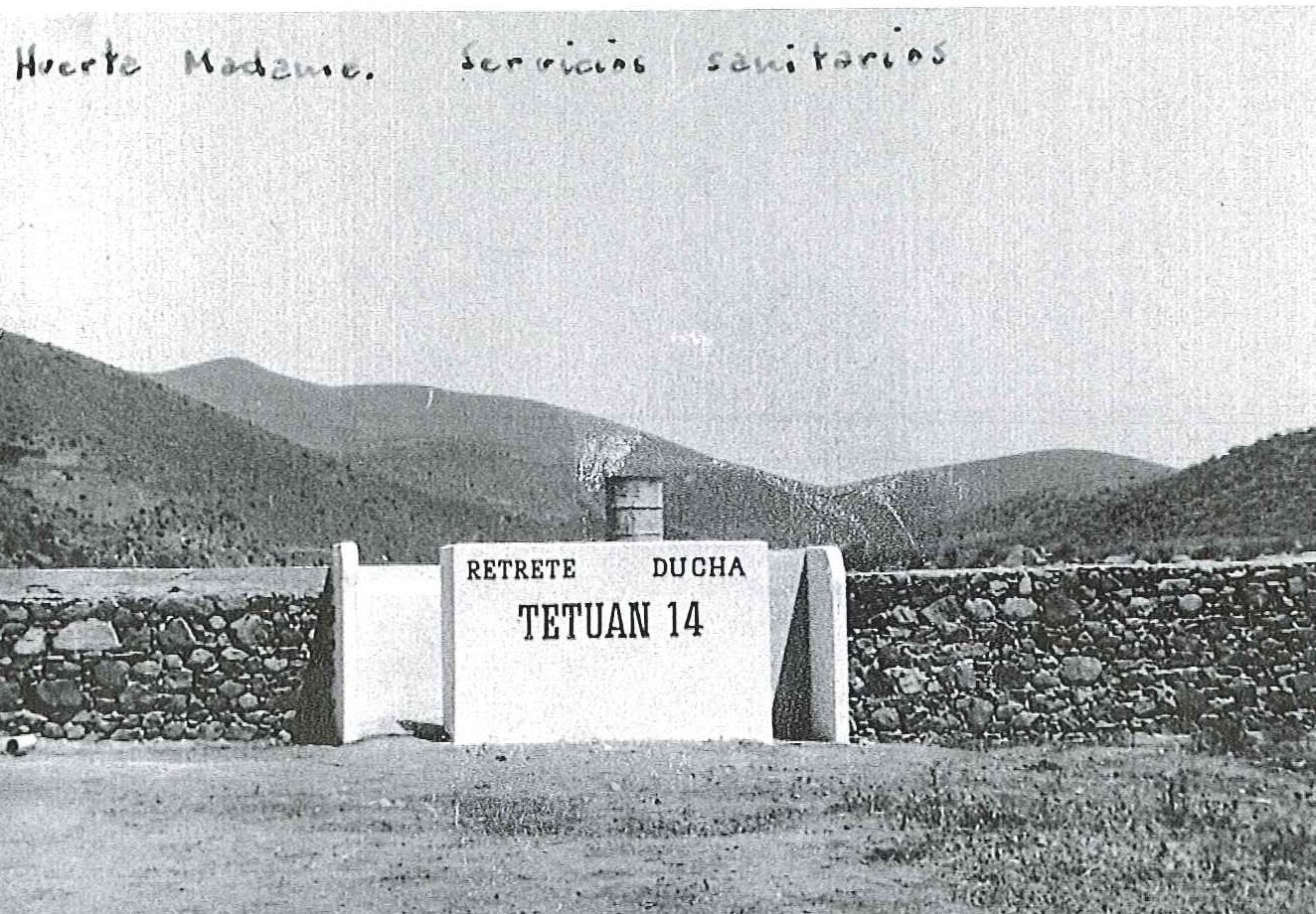 Servicios sanitarios. Fotografía original de la campaña de Ifni y el Sáhara español, 1958-1959, Batallón Expedicionario Tetuán XIV.