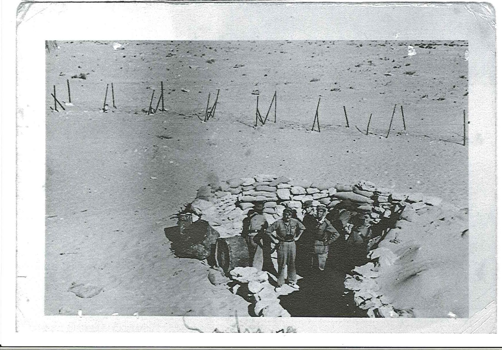 Trincheras. Fotografía original de la campaña de Ifni y el Sáhara español, 1958-1959, Batallón Expedicionario Tetuán XIV.