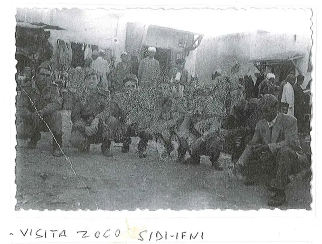 Visita al zoco de Sidi Ifni. Fotografía original de la campaña de Ifni y el Sáhara español, 1958-1959, Batallón Expedicionario Tetuán XIV.